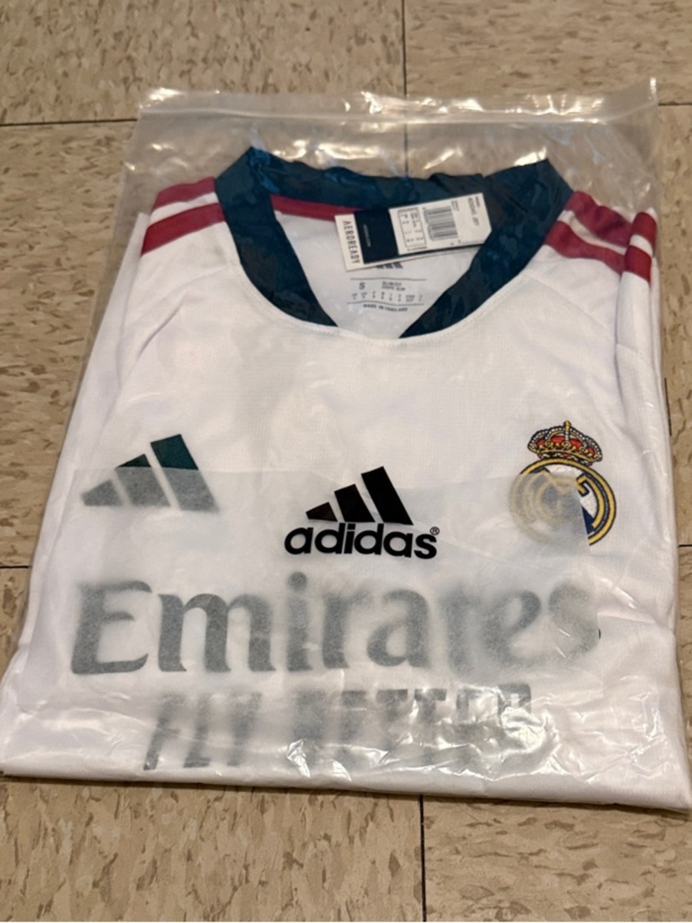 Real Madrid 26-27 Home Jersey - Picture 4 of 4